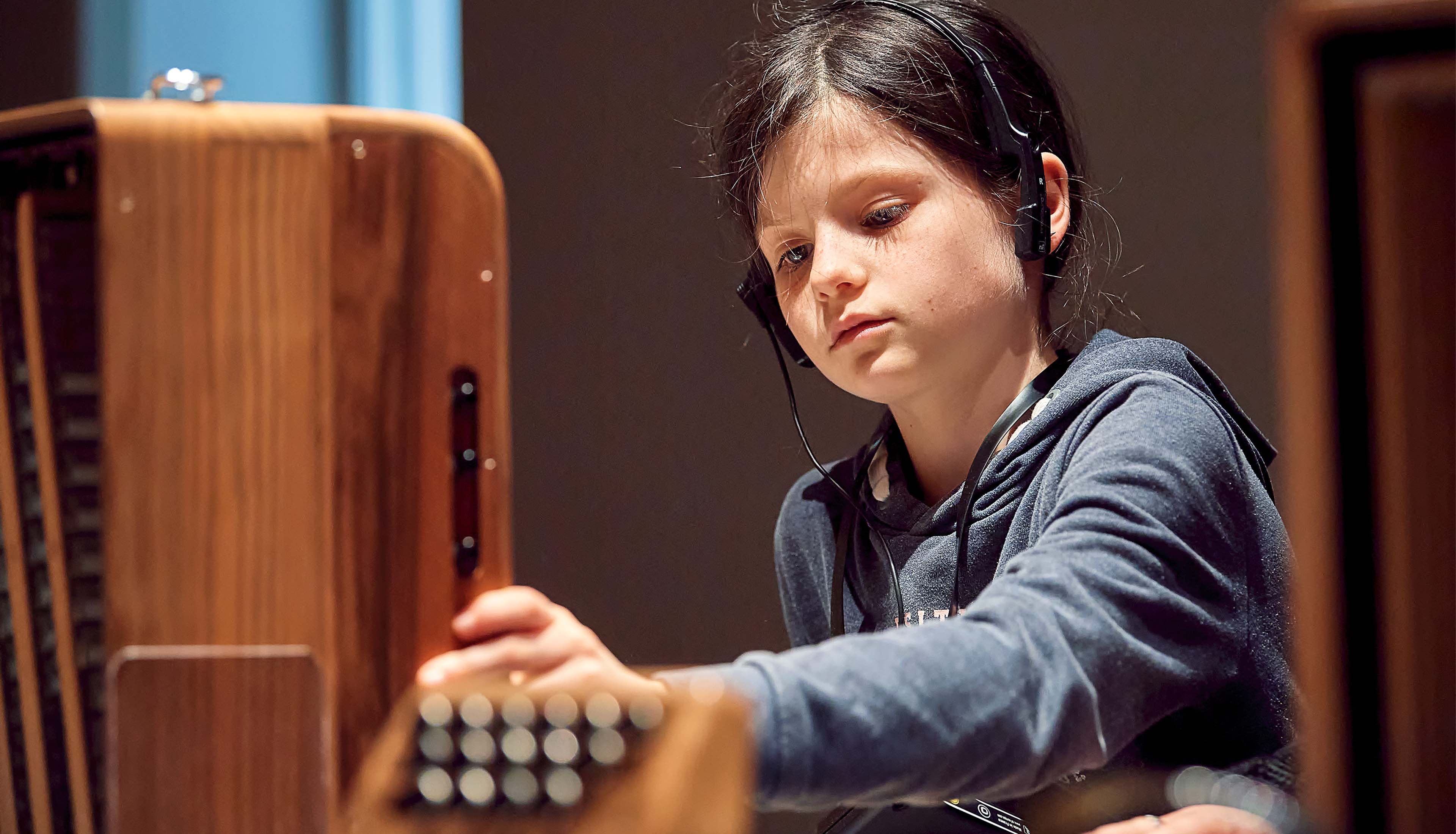 une petite fille manipulant un accordéon