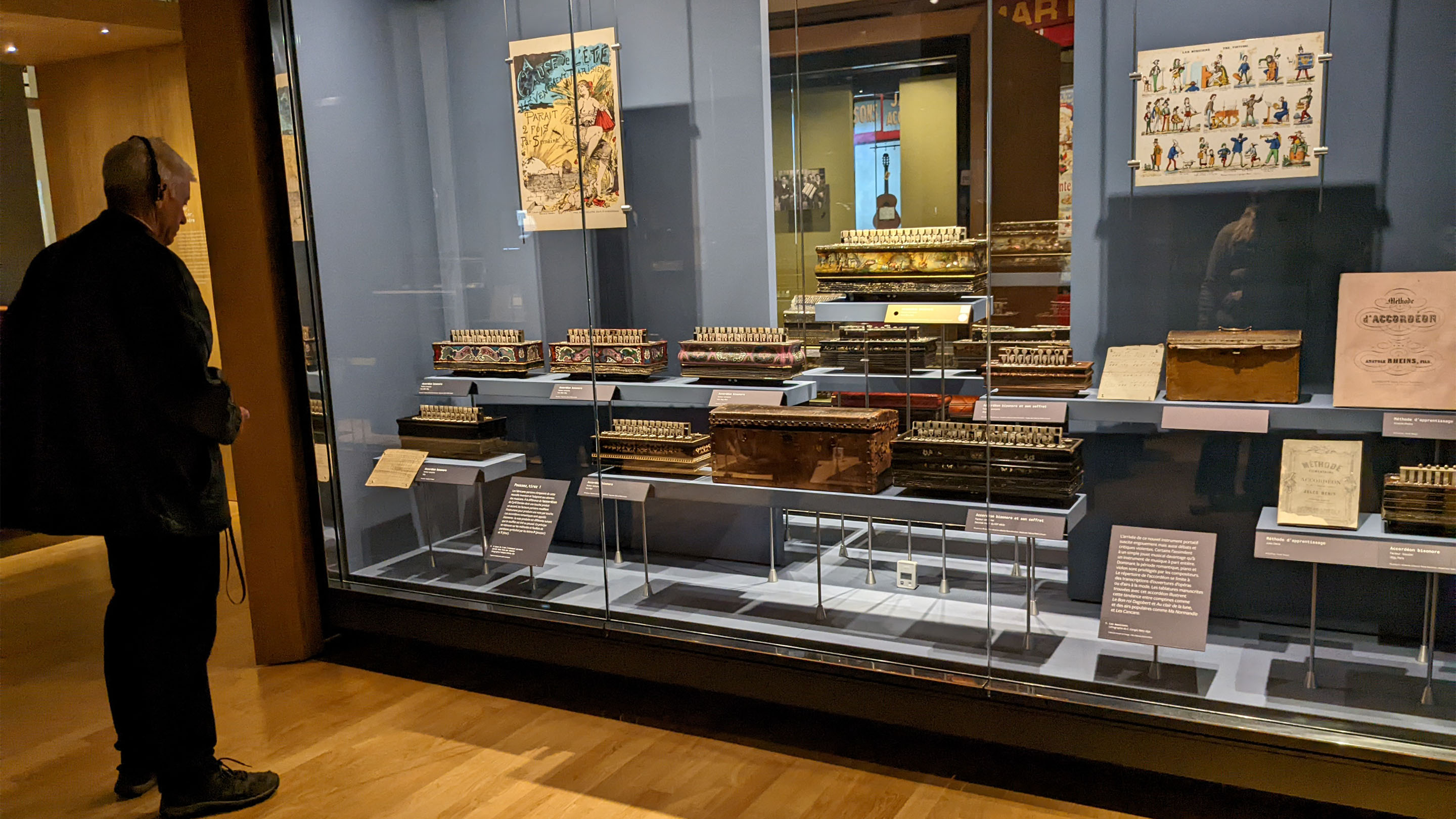 un homme regardant les vitrines d'exposition