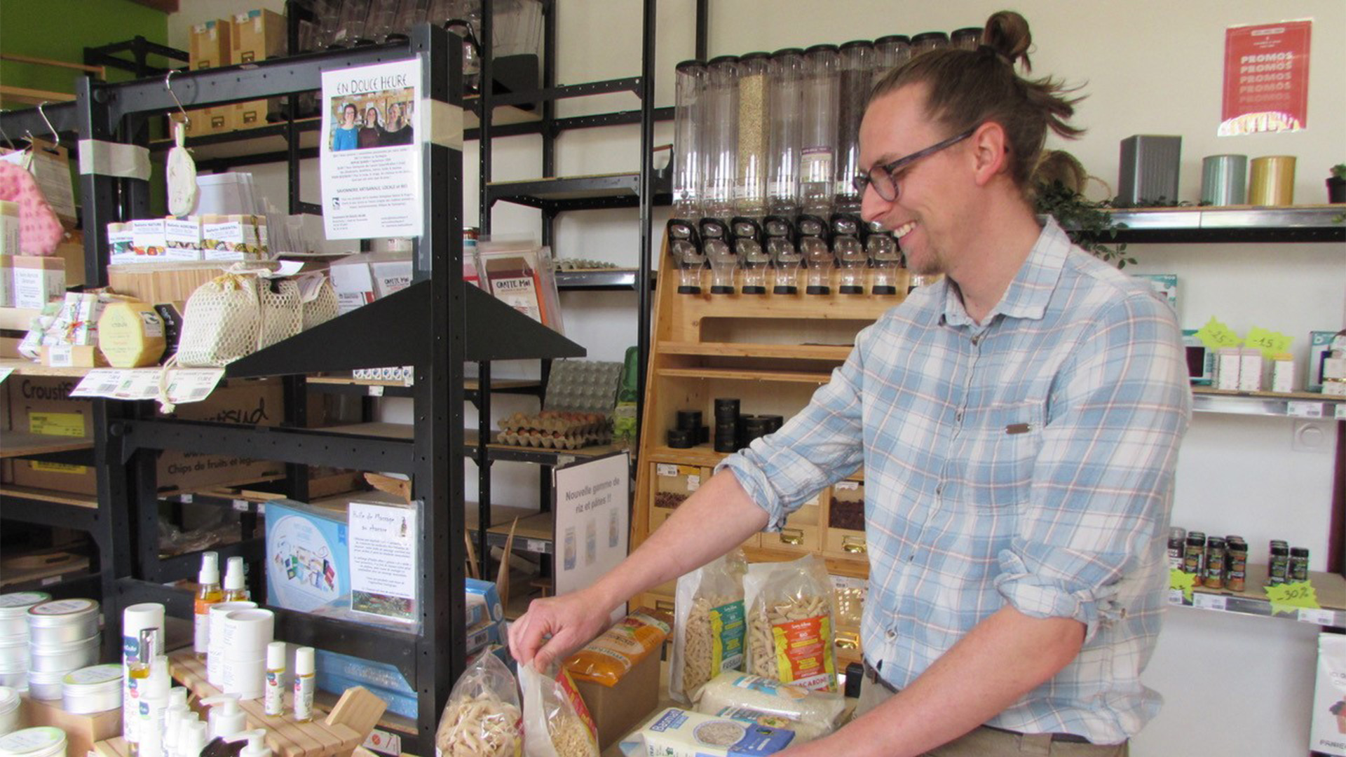 présentation des produits par le responsable des lieux