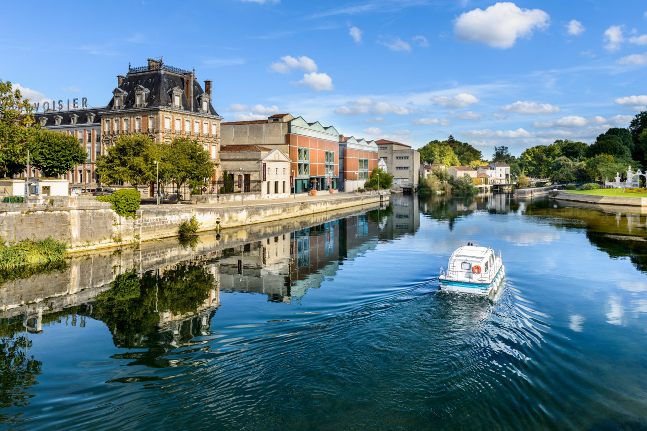 Bateau sur la Charente, traversant Jarnac