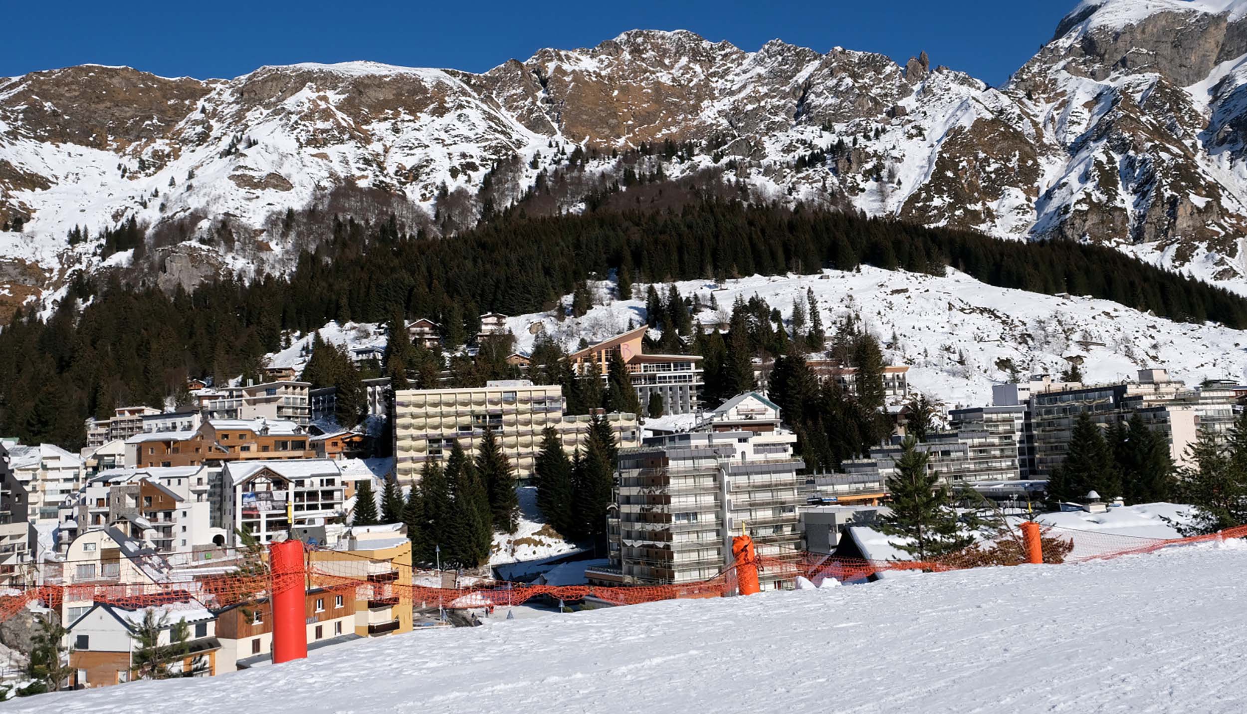 Station de ski entourée de montagnes