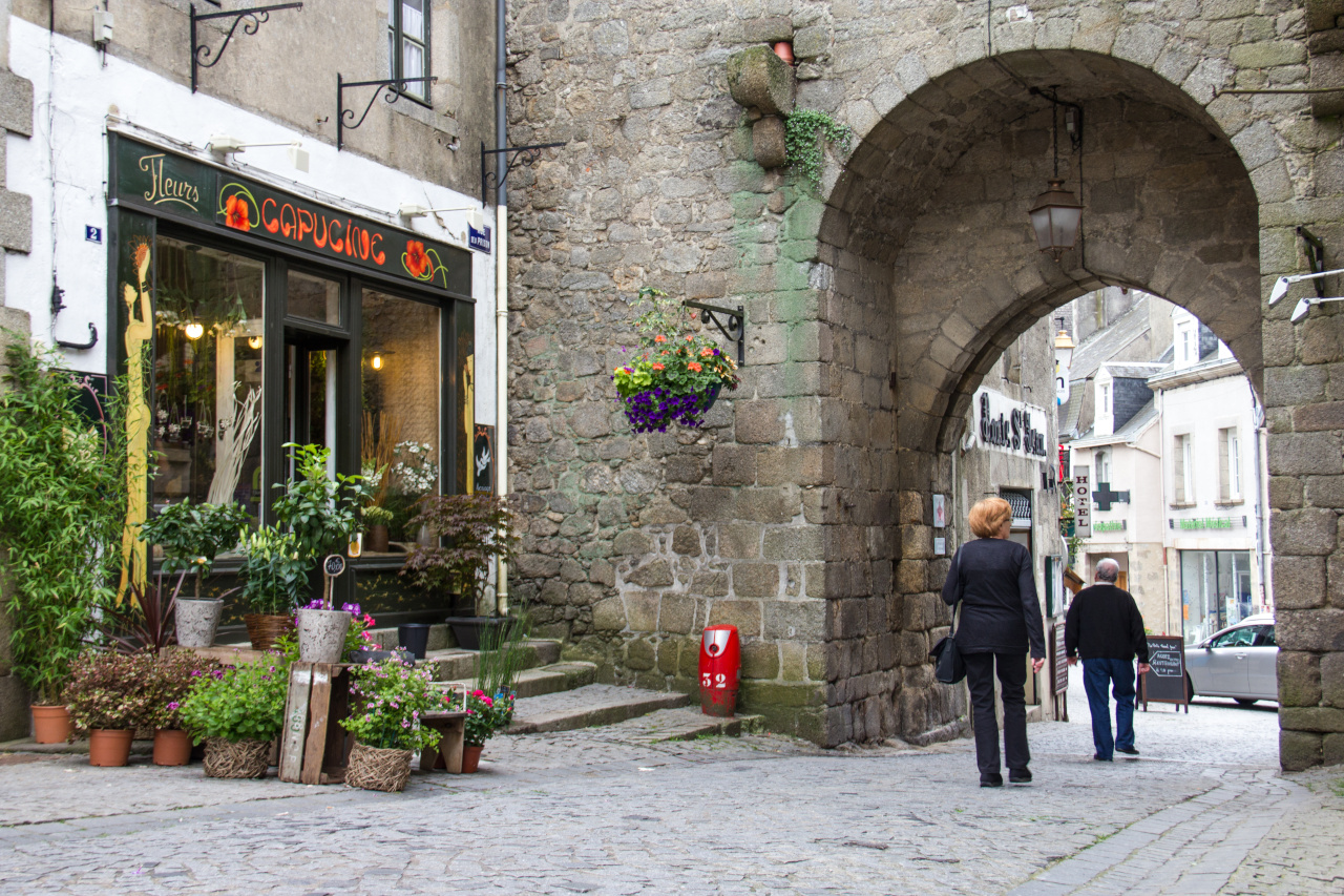 La devanture du fleuriste Capucine et la porte fortifiée de la rue de la prison à La Souterraine