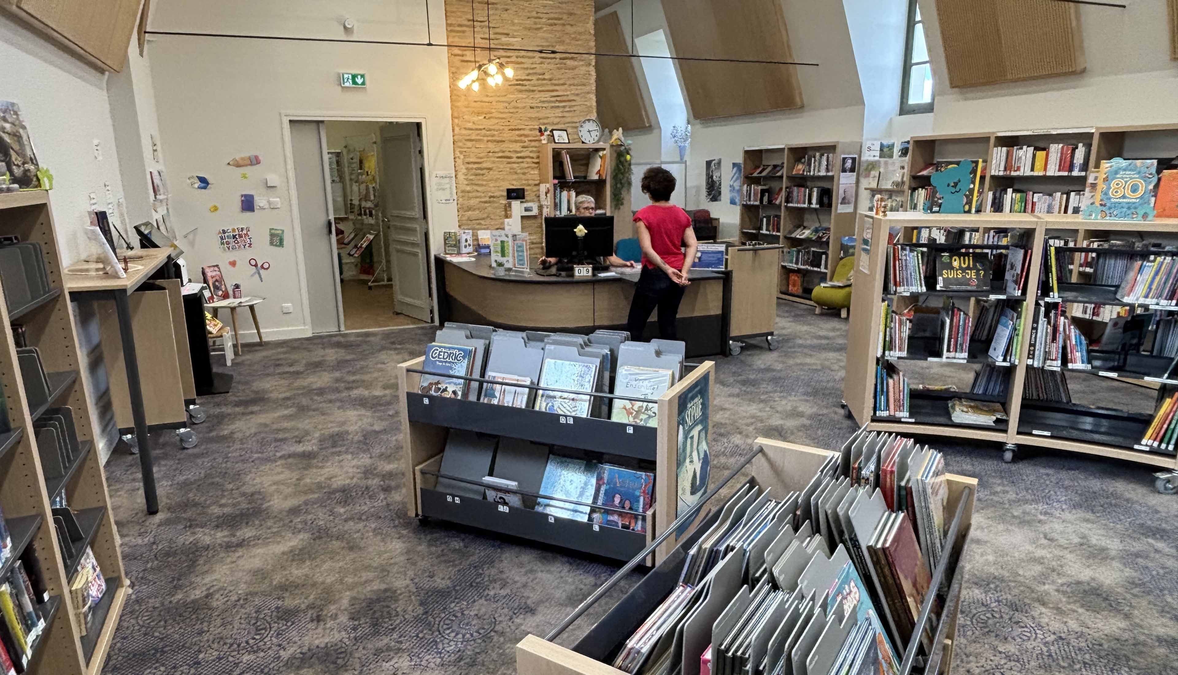 Salle bibliothèque avec livres