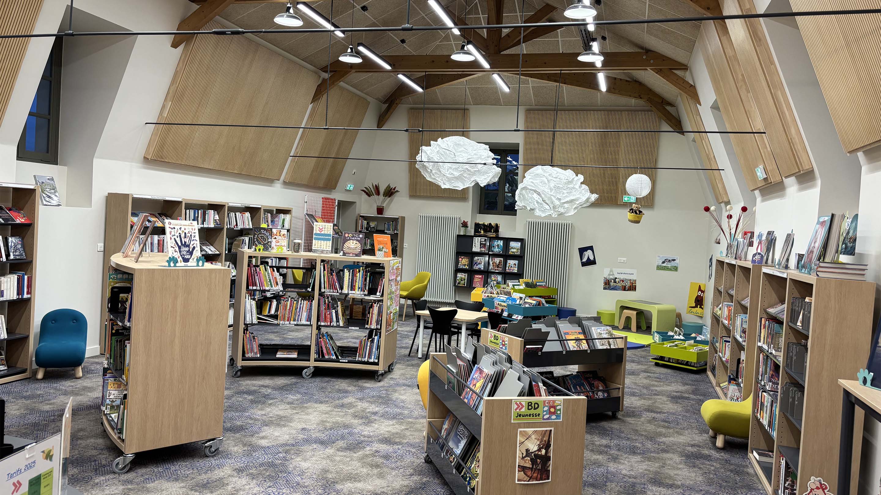 Médiathèque Mauzé : vue de l'intérieur de la bibliothèque