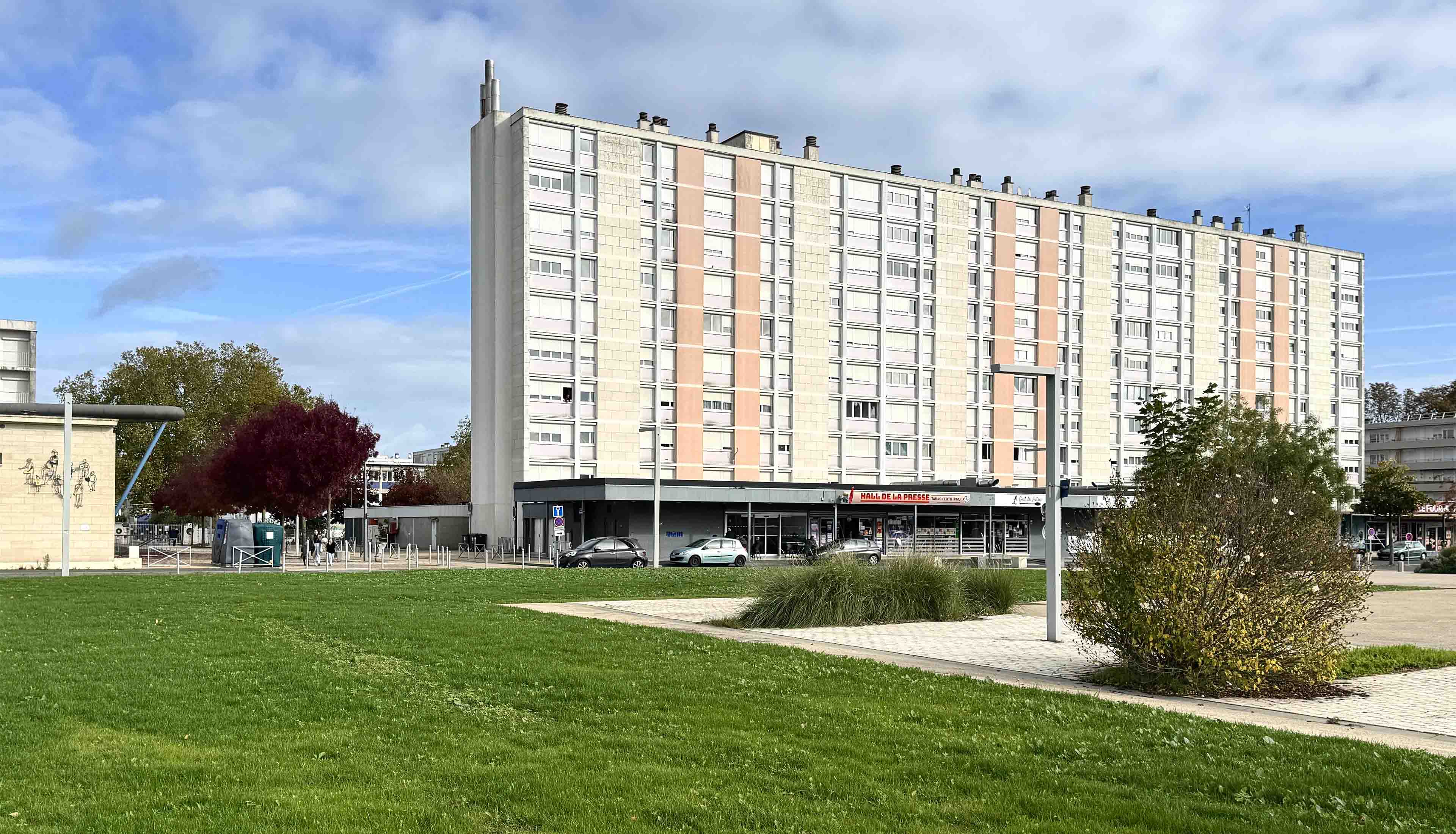 zone commerciale sous barre d'immeuble