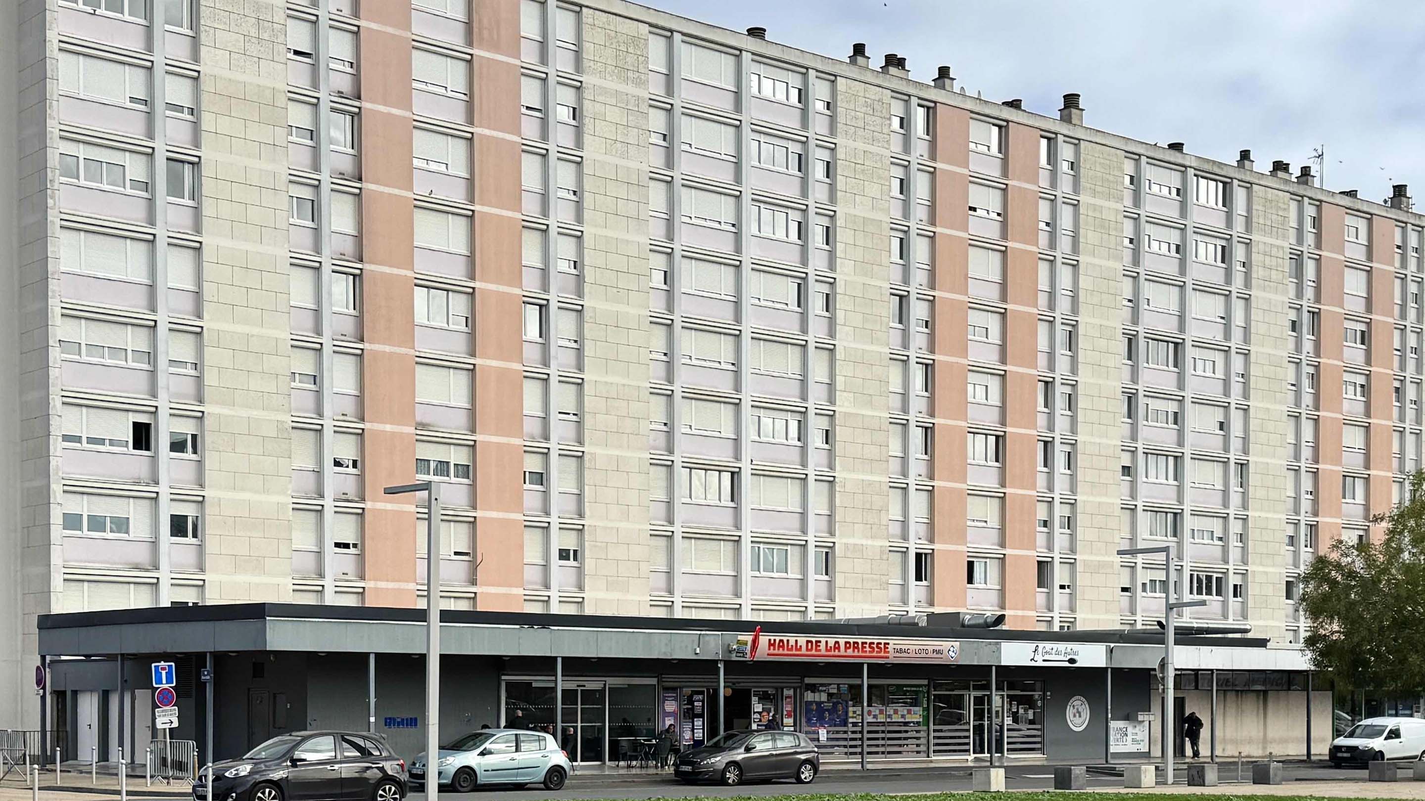commerces sous barre d'immeuble