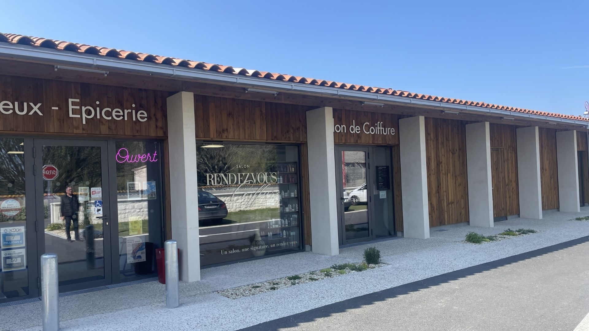 Facade du centre commercial de Salignac Sur Charente