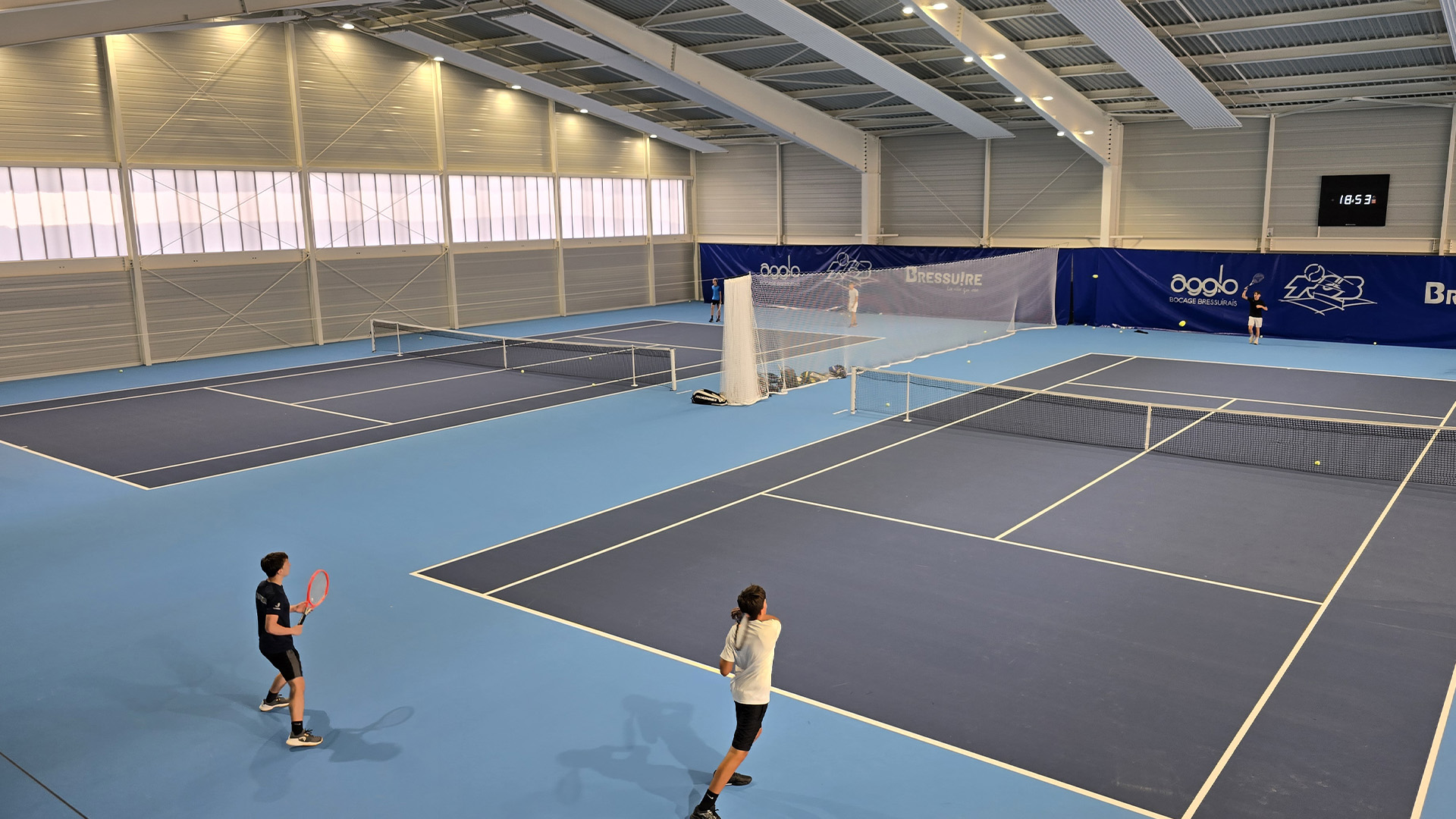 deux joueurs de tennis sur un cour