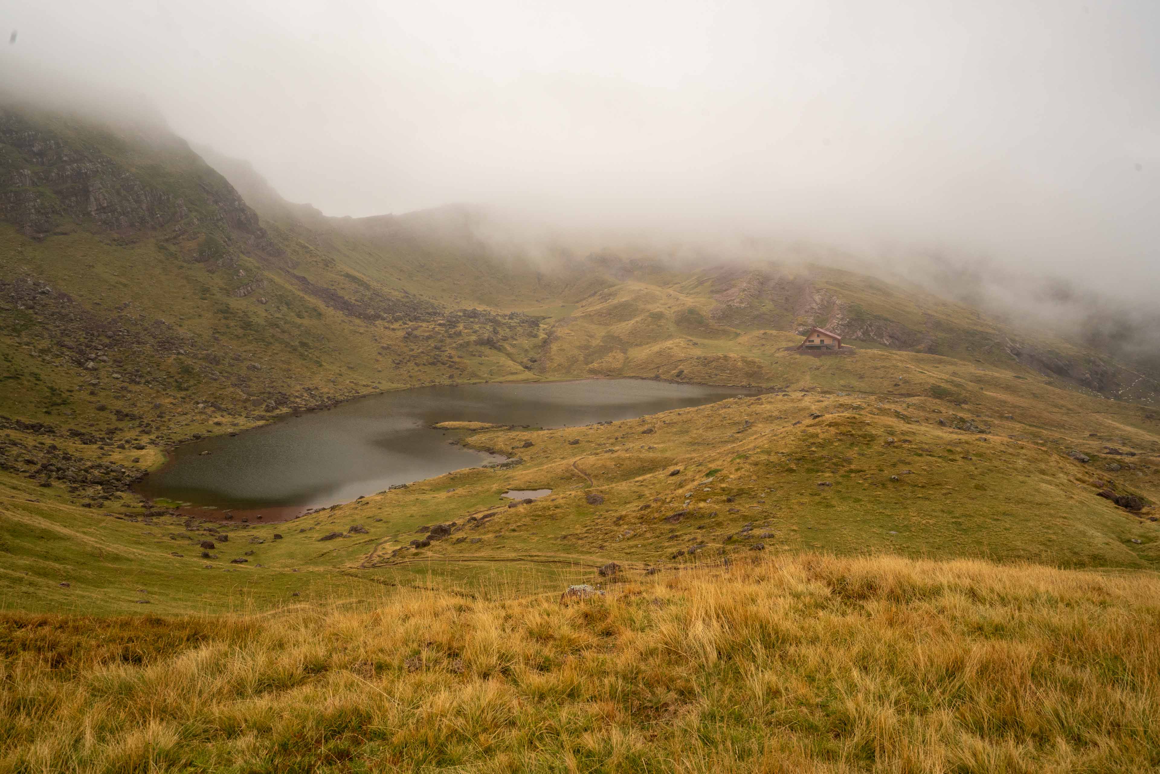 lac de montagne, brume et refuge