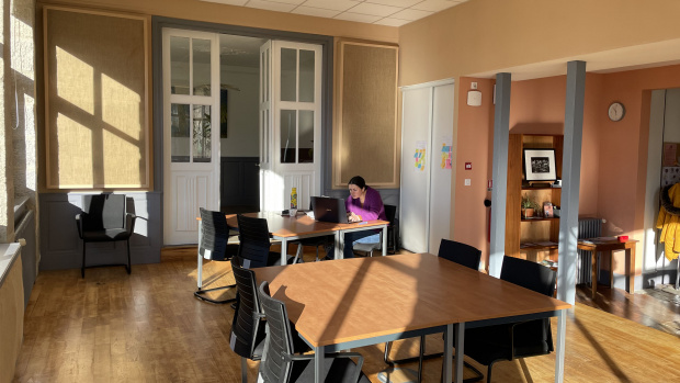 personne travaillant dans le tiers-lieu