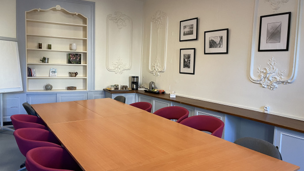 salle de réunion avec des tableaux aux murs