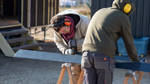 personnes sciant sur une planche de bois
