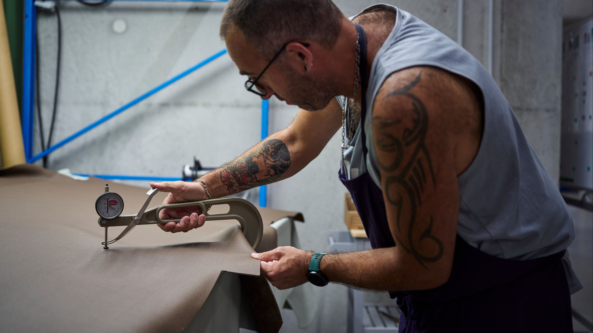 personne travaillant un textile et prenant des mesures