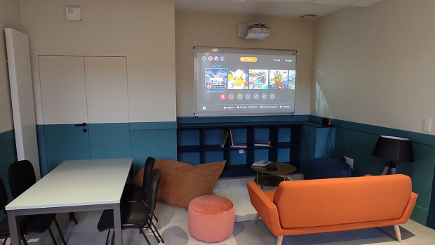 salle de jeux vidéos avec un vidéo projecteur