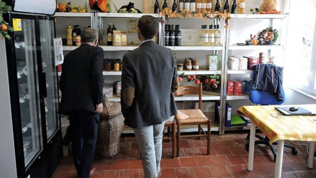 deux personnes regardant les rayons de l'épicerie 