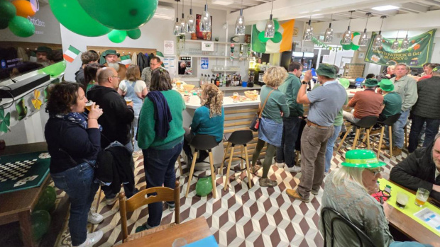 le bar du village aux couleurs de la st-Patrick 