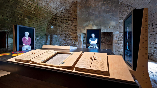 scénographie avec des écrans et des documents historiques