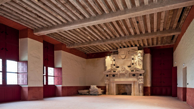 salle de réception avec sa cheminée monumentale