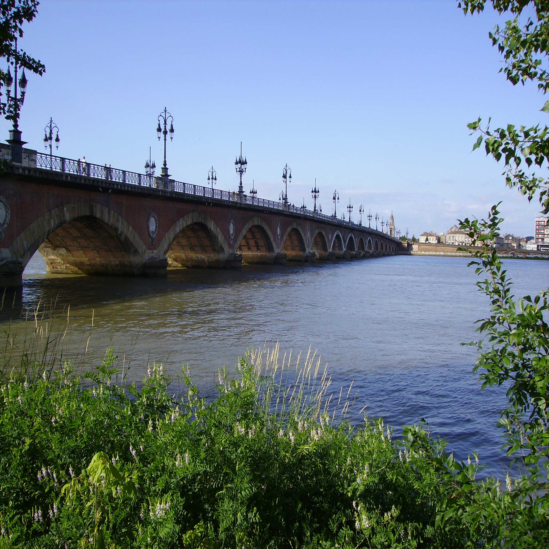 Pont de Pierre à Bordeaux, au-dessus de la Garonne