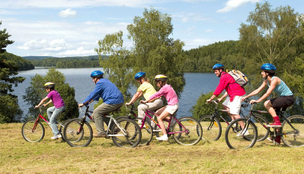 enfants et parents à vélo le lac en arrière plan