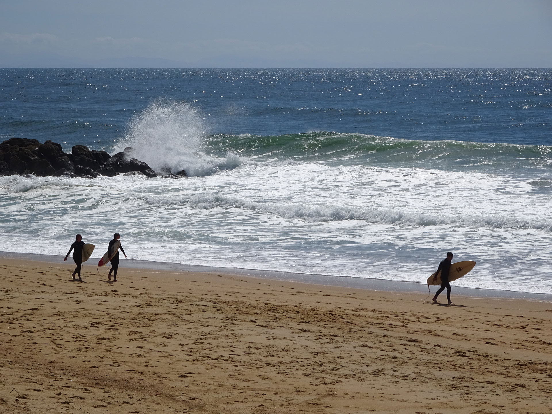 Surfeurs sur la plage dans les Landes