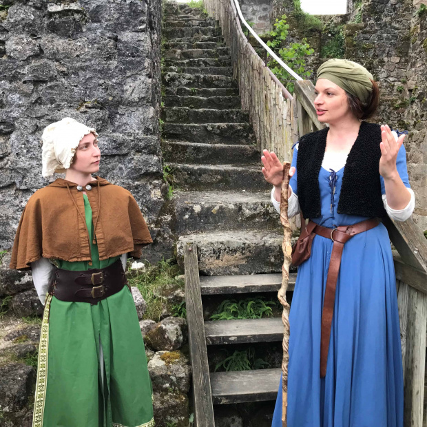 deux comédiennes en costume médiéval
