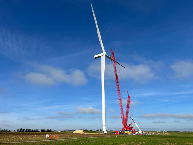 montage de l'éolienne avec ses pales et une grue