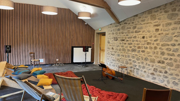 salle détente pour un concert avec des coussins et des chaises longues