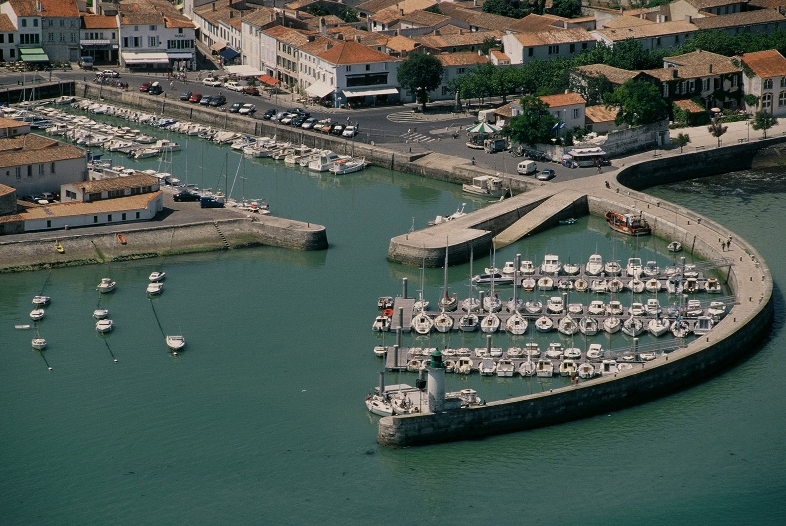 Vue aérienne du port de plaisance de la Flotte
