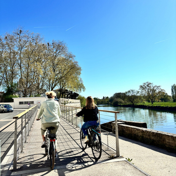piste cyclable avec deux cyclistes