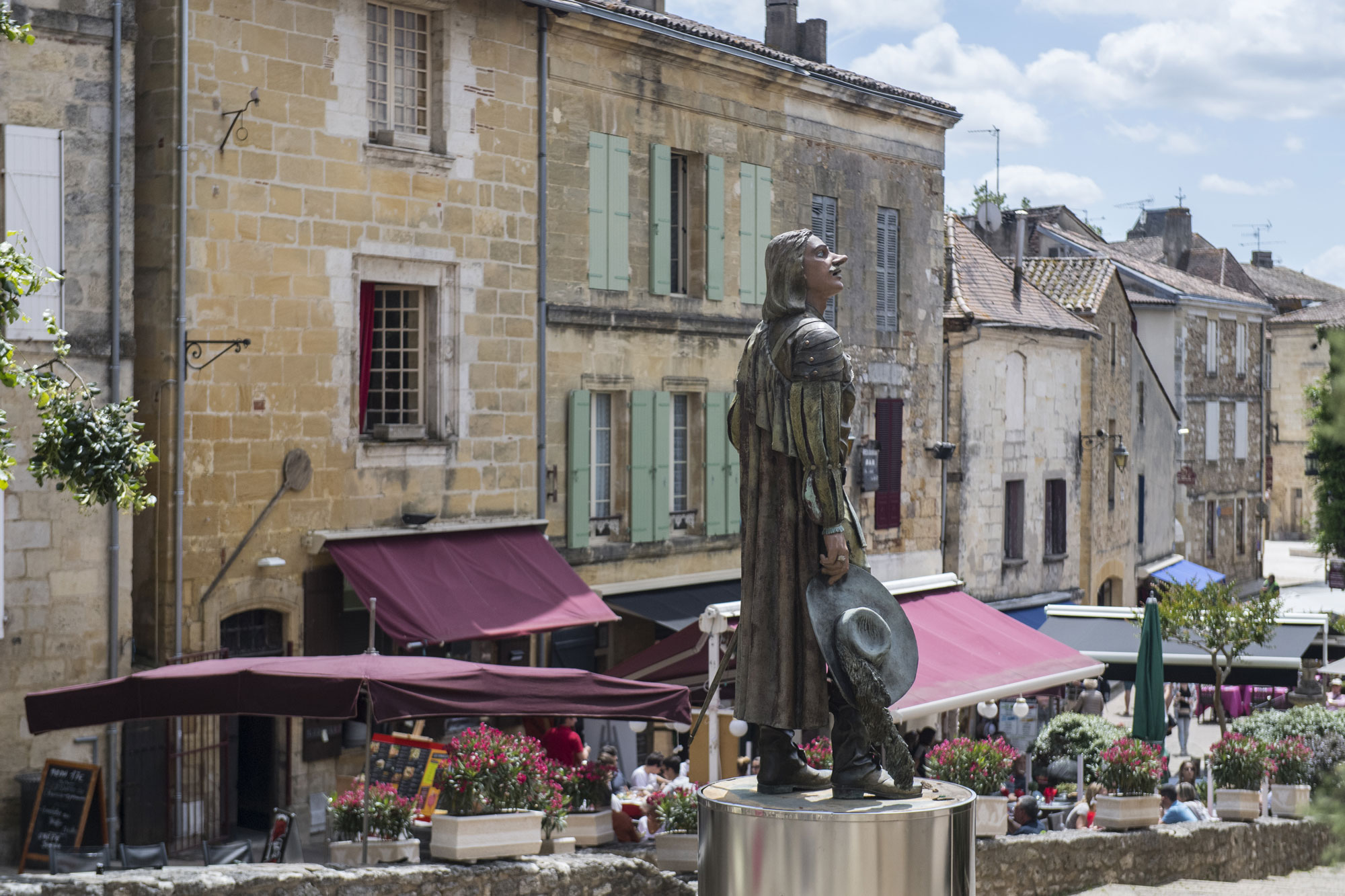 Statue sur une place à Bergerac