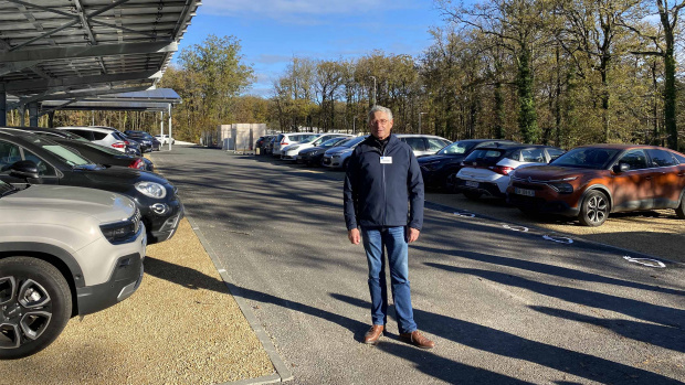 personne devant un parking réalisé à partir de matériaux recyclés