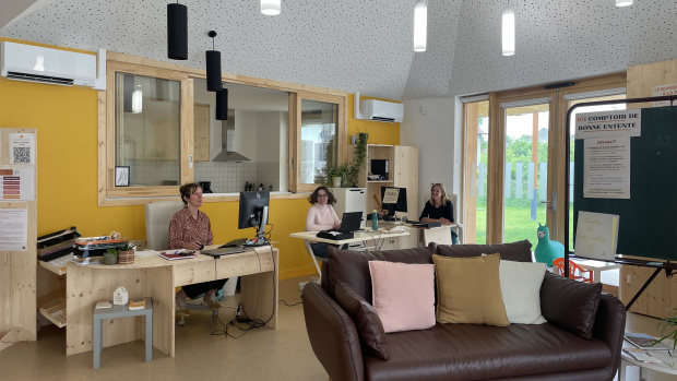 trois personnes travaillant sur le tiers-lieux derrière leurs bureaux