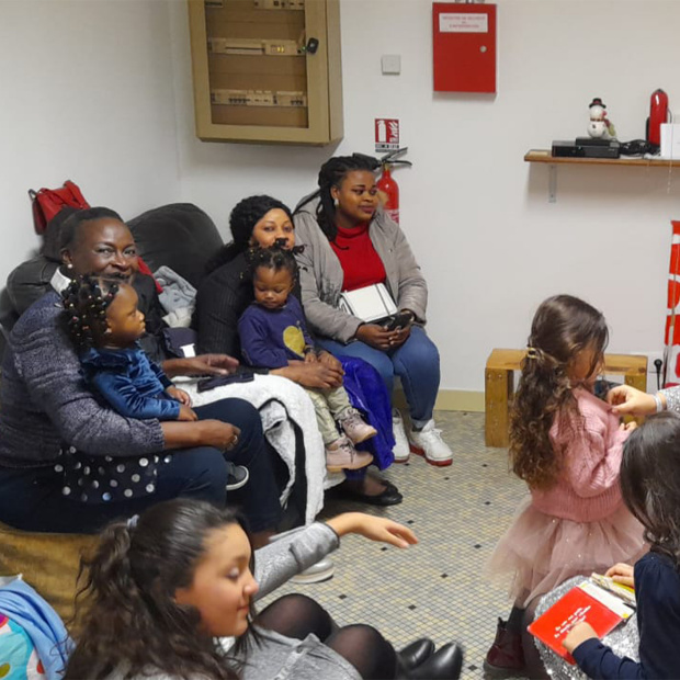 Enfants et parents rassemblés