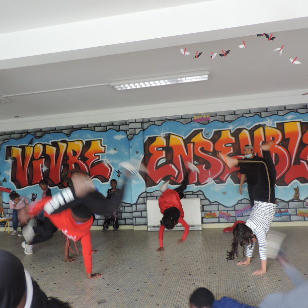 jeunes réalisant des figures de hip-hop