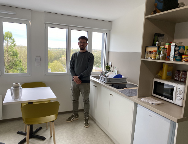 jeune homme dans son logement