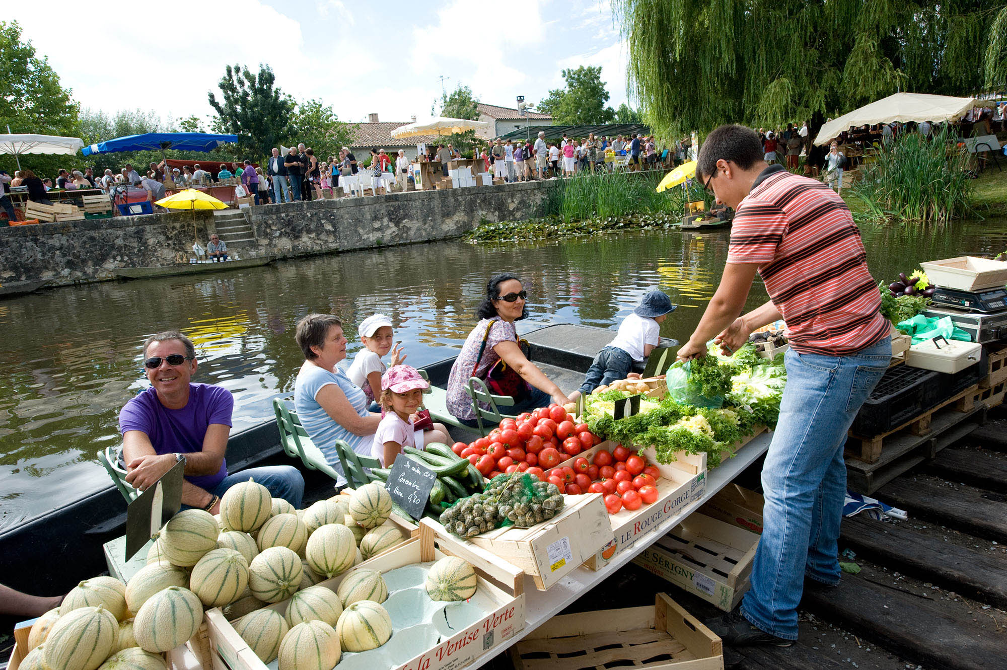 Marché sur l'eau à Vanneau en Nouvelle-Aquitaine