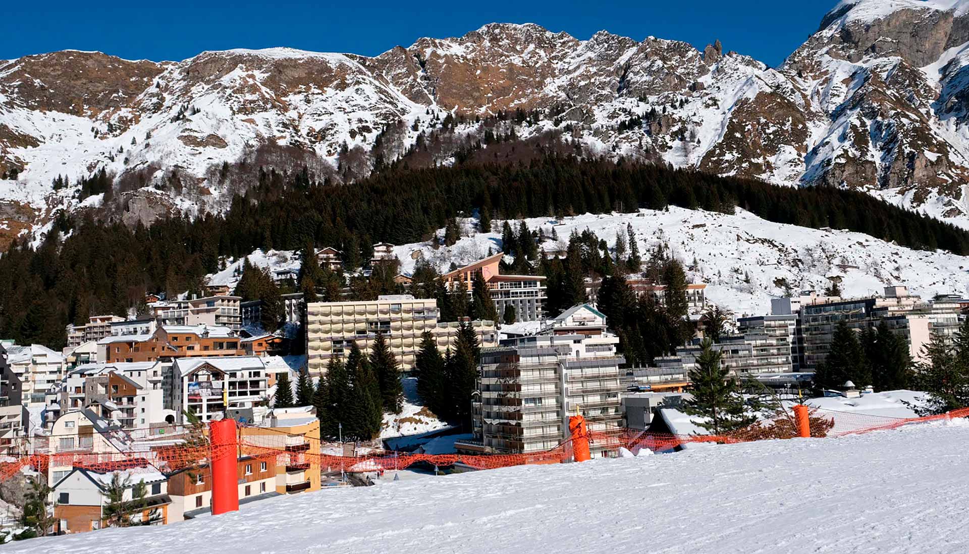 Station de ski entourée de montagnes