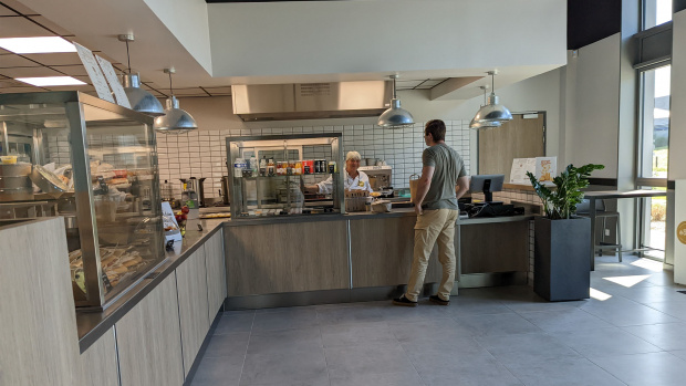 comptoir avec une personne achetant son repas