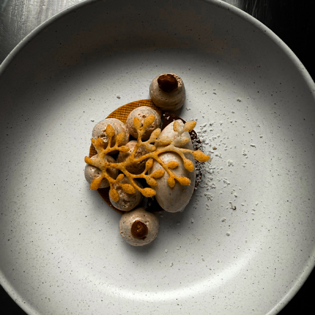 plat bistronomique avec des petits détails pochés