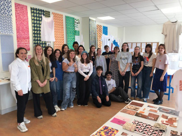des élèves de la filière devant pleins d'échantillons de textiles colorés accrochés sur les murs et mis sur les tables