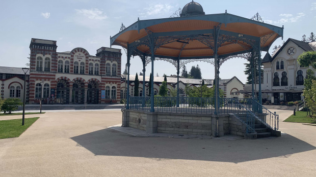kiosque sur le parvis du bâtiment