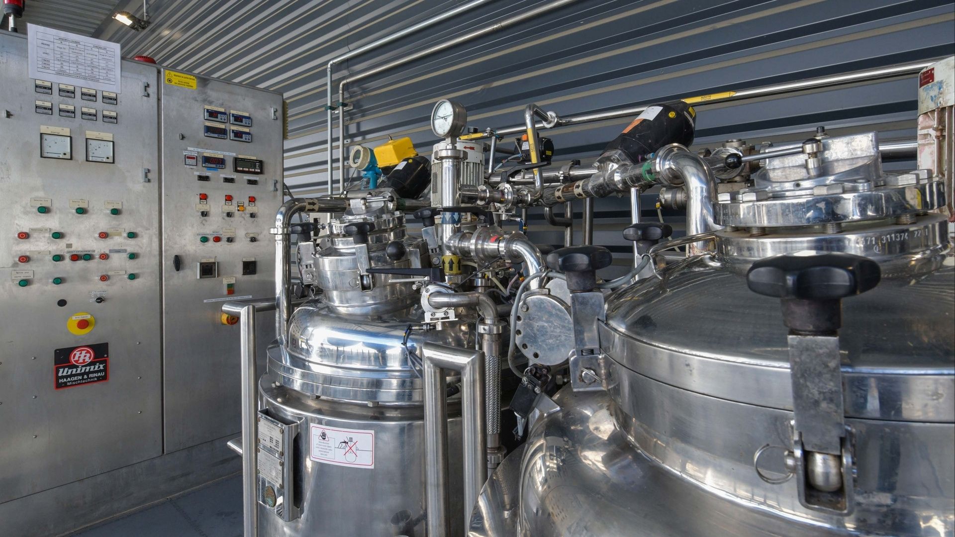 usine avec une machine avec turbines