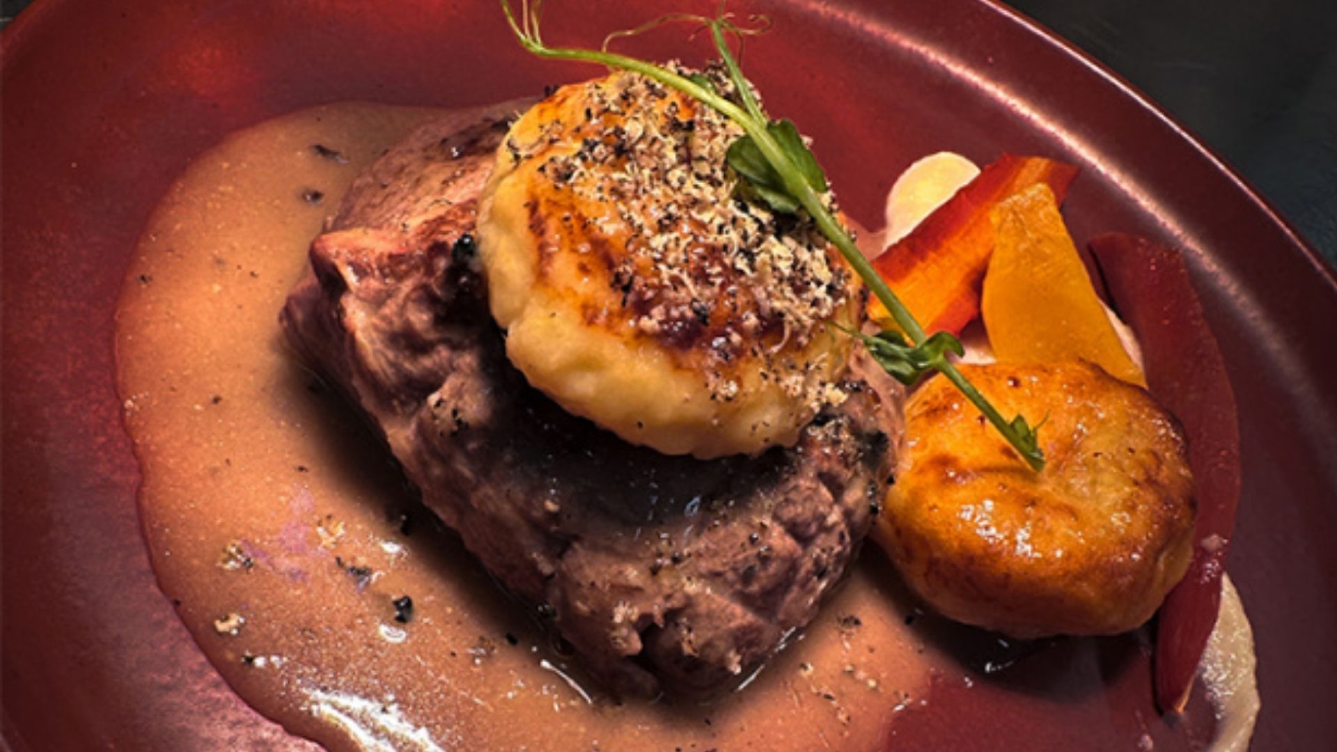 plat bistronomique avec des légumes et une pièce de viande