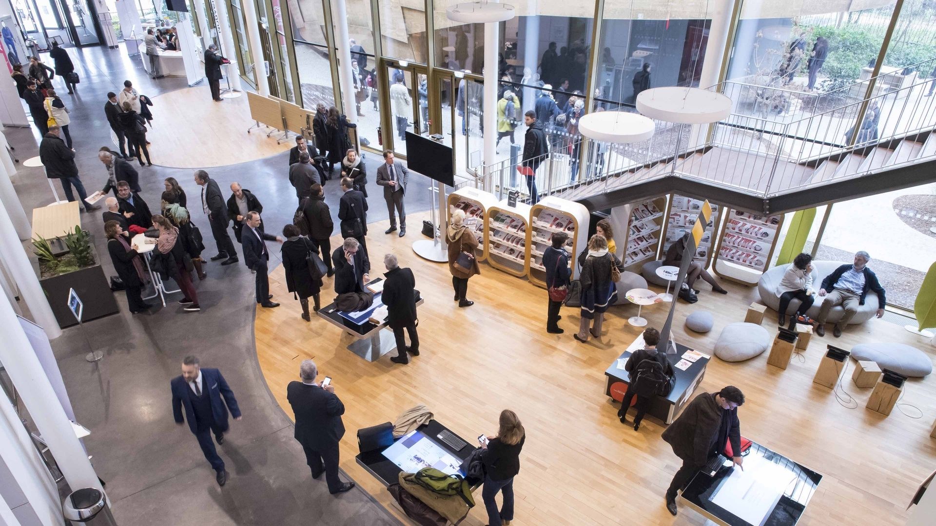 rencontre entre professionnels dans un hall aménagé