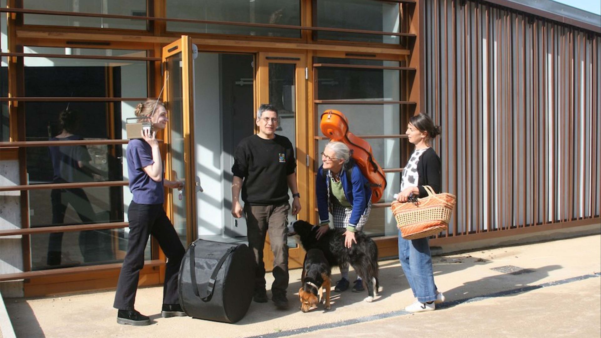 des musiciens devant la salle