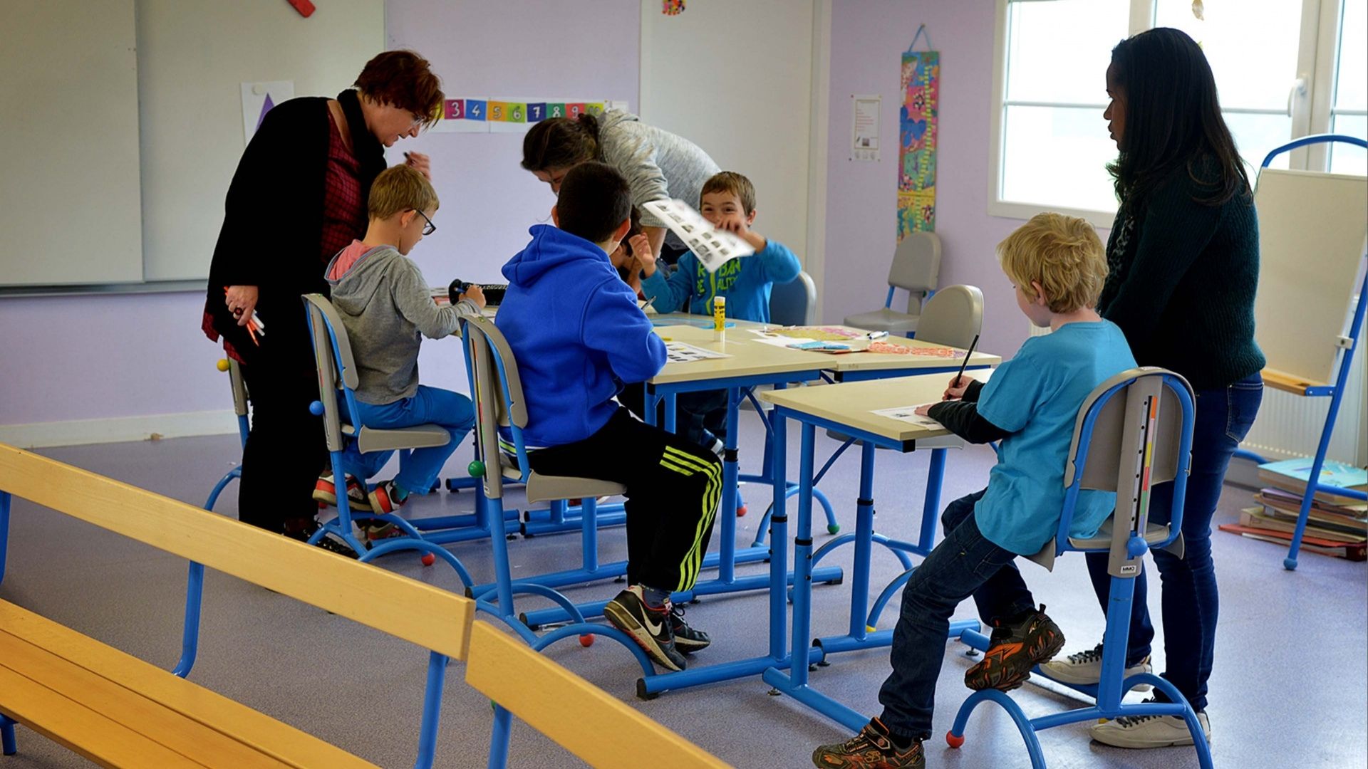 des enfants lors d'un atelier animé par deux personnes