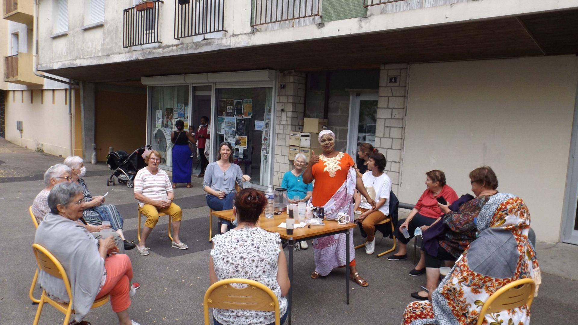 Des habitantes du quartier rassemblées lors d'un moment festif
