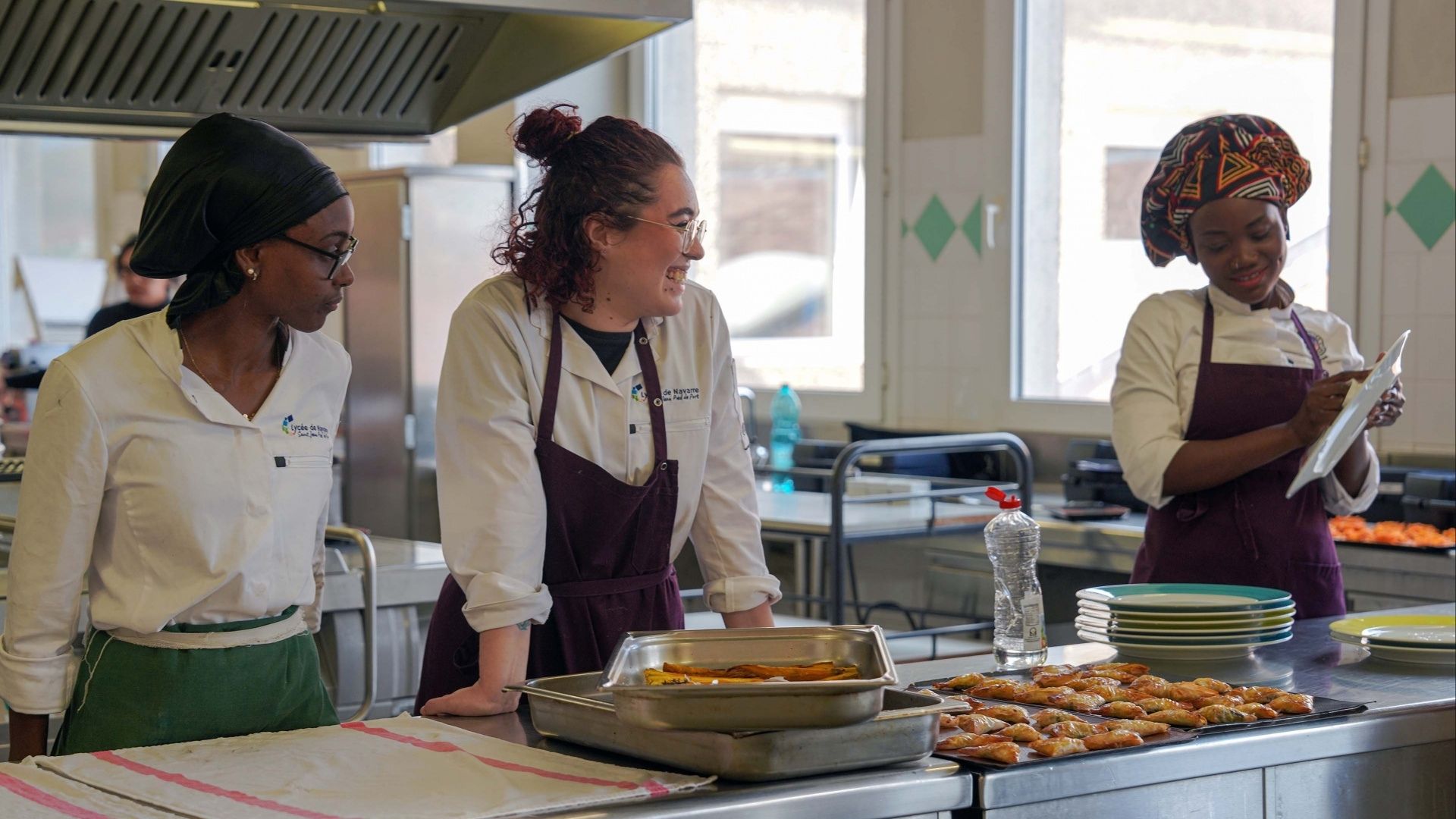 3 femmes en tablier de cuisine en pleine préparation
