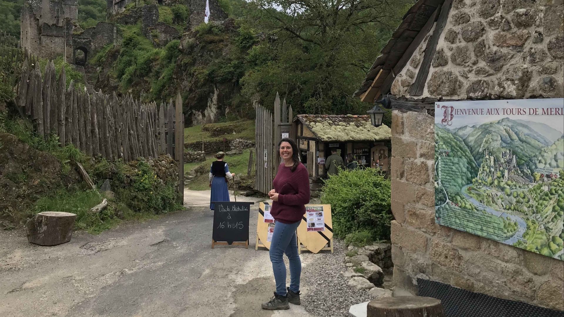 une guide devant les vestiges de l'entrée du site